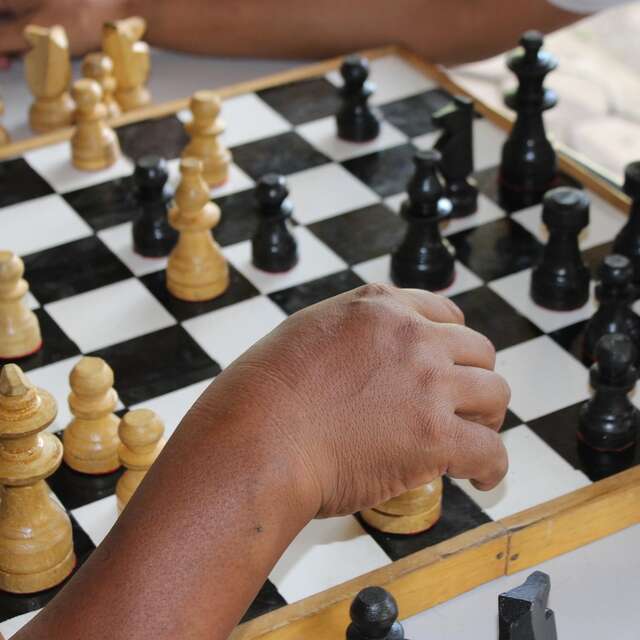Initiation et parties d"échecs au café