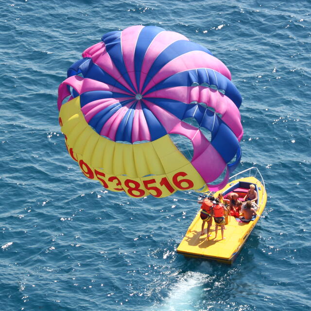 Jeux nautiques: Parachute ascensionnel