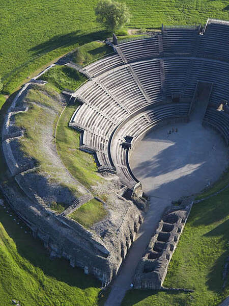 Un des plus Grands amphithéâtres de la Gaule