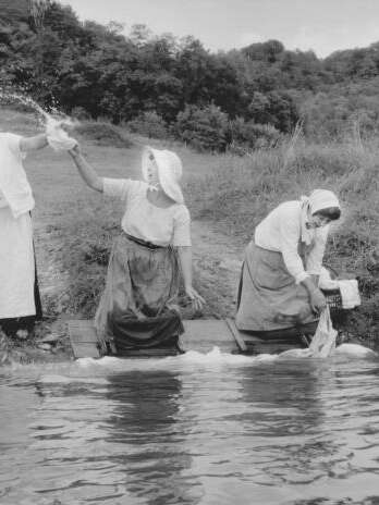 Village 1900 - grande lessive et et folklore