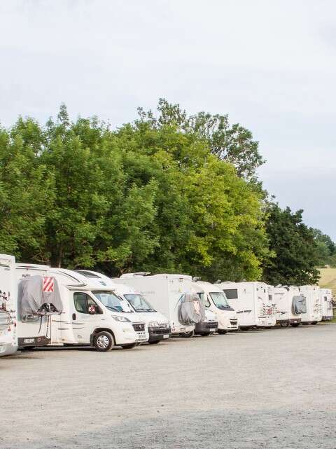 Aire de stationnement à Asnières-sur-Vègre