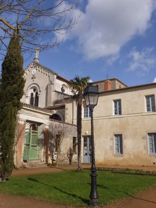 Parc de la Garenne Valentin et l'église de la Trinité à Clisson
