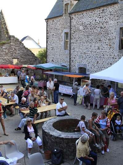Marché d'été au château de Regnéville-sur-Mer