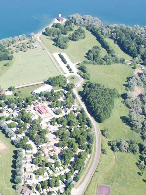 Camping de "La Presqu'Île de Champaubert"