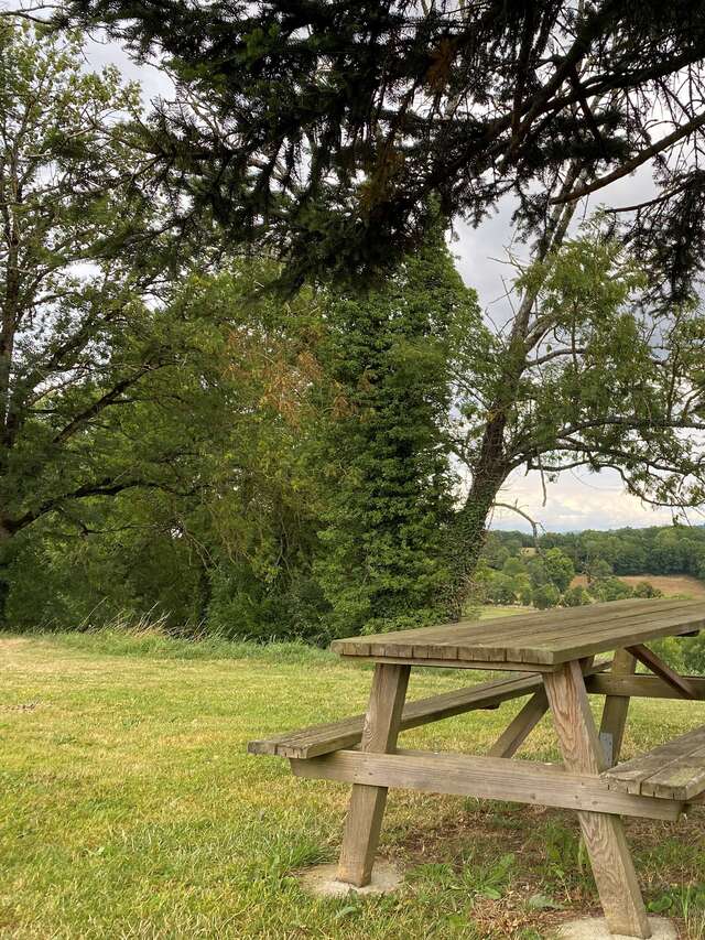 Aire de pique-nique à St-Silvain-Bellegarde