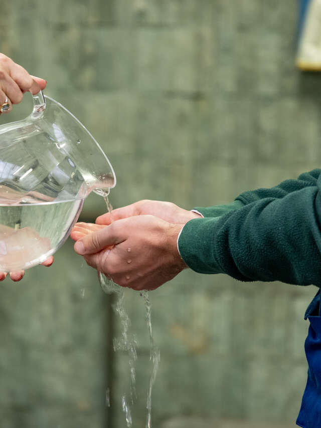 LE GESTE DE L'EAU AU SANCTUAIRE NOTRE DAME DE LOURDES