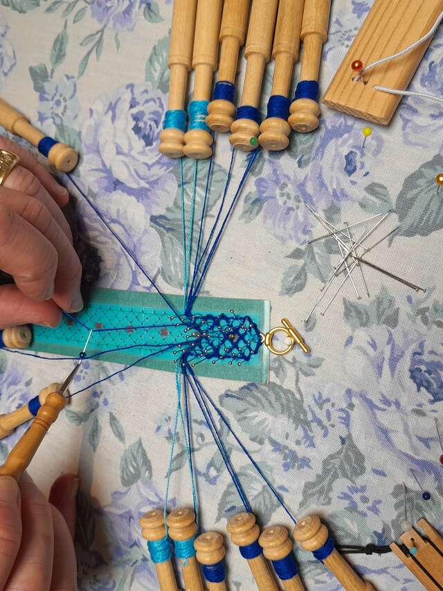 Ateliers tissage sur de petits métiers à tisser au Musée du Paysan Gascon