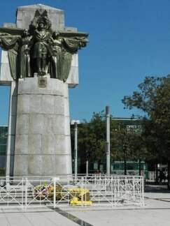 MONUMENT AUX MORTS