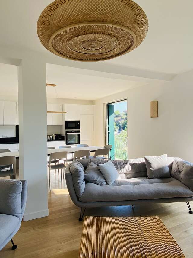 DUPLEX RÉNOVÉ CENTRE VILLE, À 5 MINUTES DE LA PLAGE!