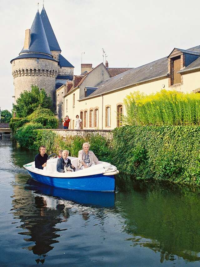 Promenade en bateau éléctrique le long de l'Huisne