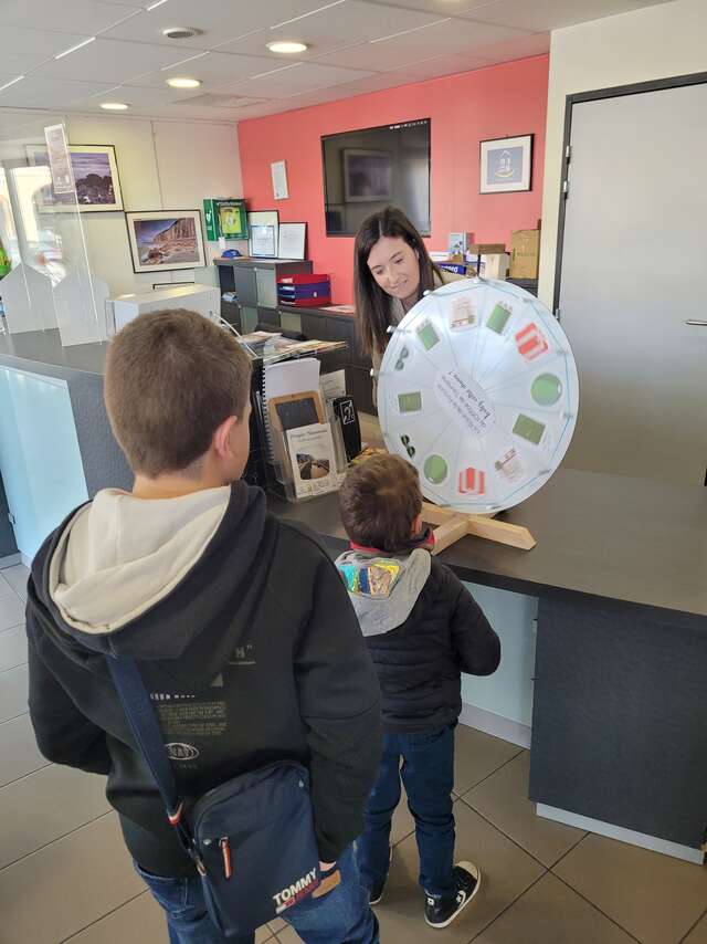 [Jeux enfants] Un visiteur surprise à l'Office de Tourisme