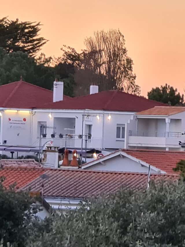 AU PETIT BONHEUR