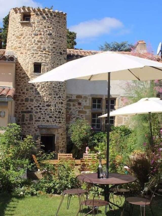 MAISON DE LA TOUR EN PIERRE DU XVIIE SIECLE