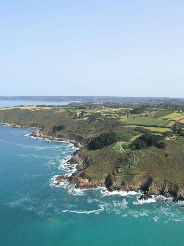 La côte de Locquémeau vue de la mer