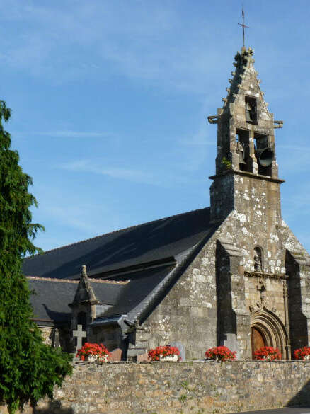 Église paroissiale Saint-Hervé et son placître