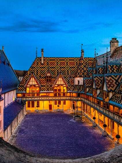 Hôtel-Dieu - Hospices de Beaune
Programmation 2025 - HUMANITÉ
Nuit Étoilée / procès imaginaire