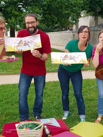 Lecture en plein air pour jeunes enfants