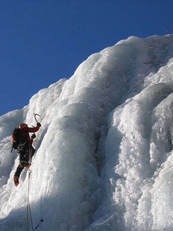 Cascade de glace avec un guide