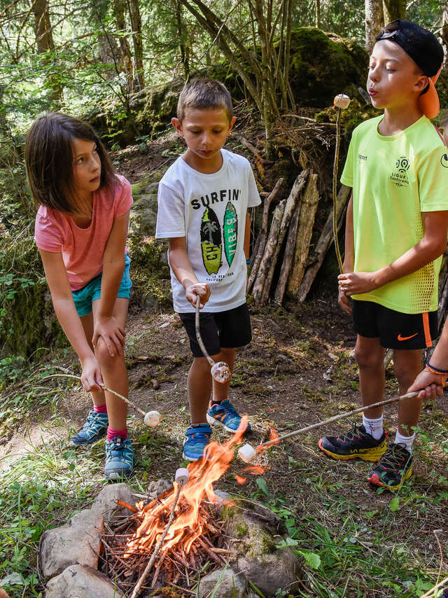 Activité montagne enfant 8-13 ans : Cabanes et chamallow