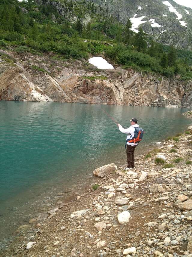 Guidage de pêche en lac de montagne