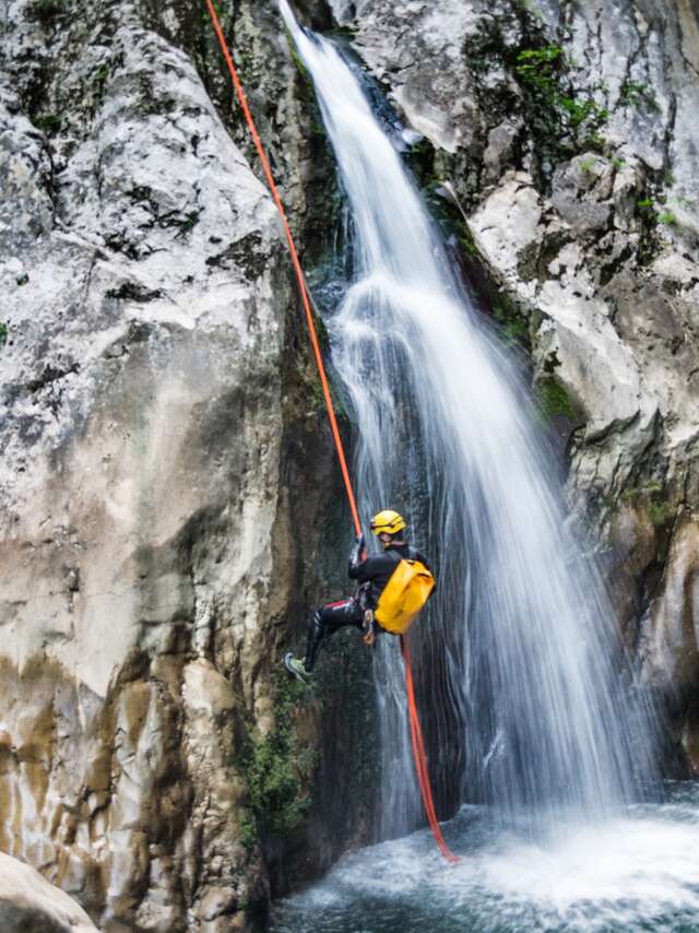 Supervised canyoning trip: more than a hike, a cascade of emotions!