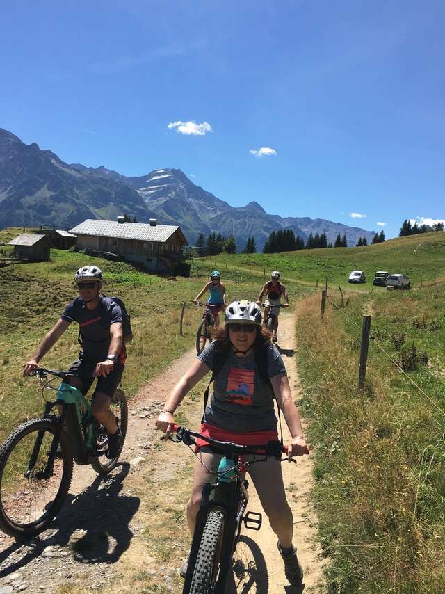 Mountain bike elettrica e prodotti locali all'alpeggio di Porcherey