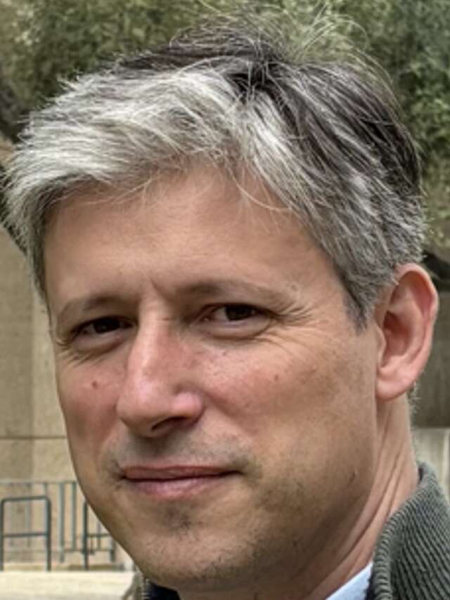 Systèmes satellitaires de Saturne et Jupiter : de l'eau et peut-être plus ?