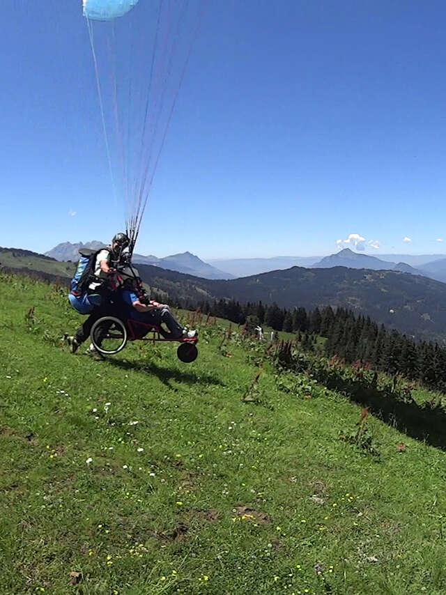 Gehandicaptensport: Eerste paraglidingvlucht voor Mensen met Beperkte Mobiliteit