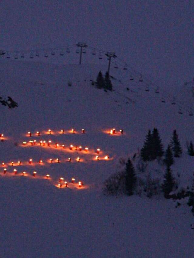 Descente aux flambeaux des moniteurs de l'école du ski français