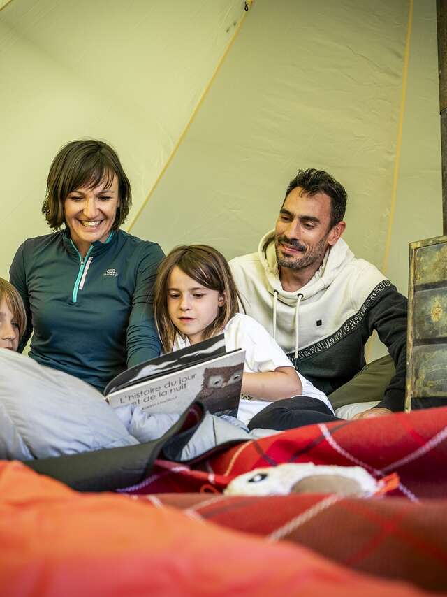 Nuitée Bivouac en forêt sous un tipi chauffé au bois