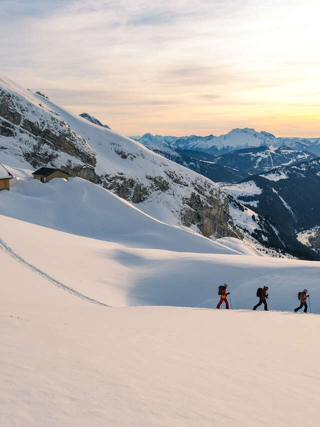 Ski de randonnée au soleil couchant