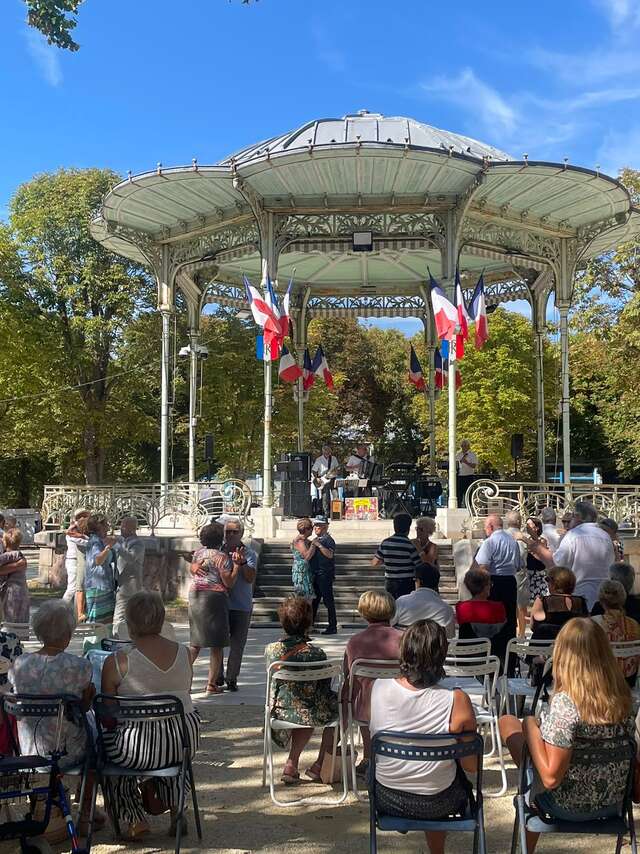 On Danse à Vichy