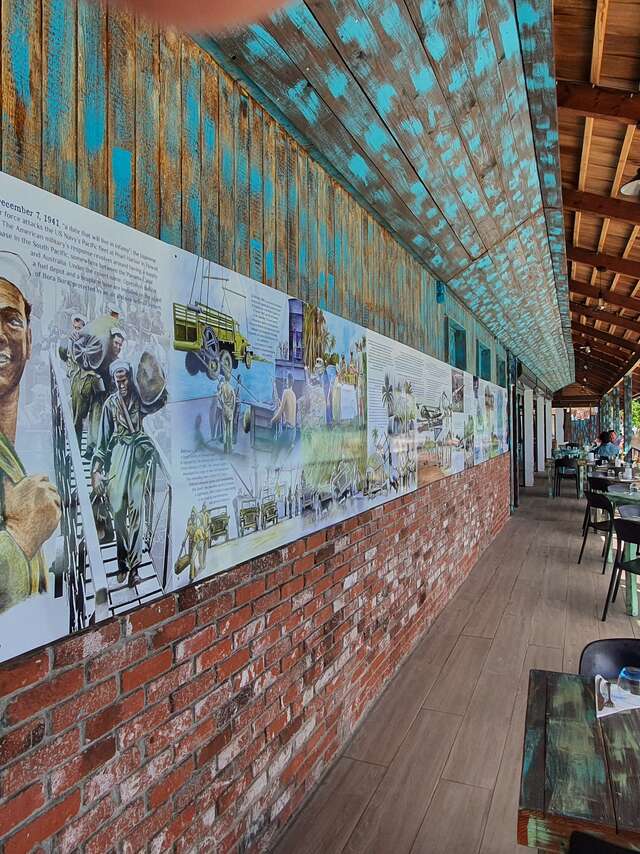 Fresque Murale Au Beach Club Matira