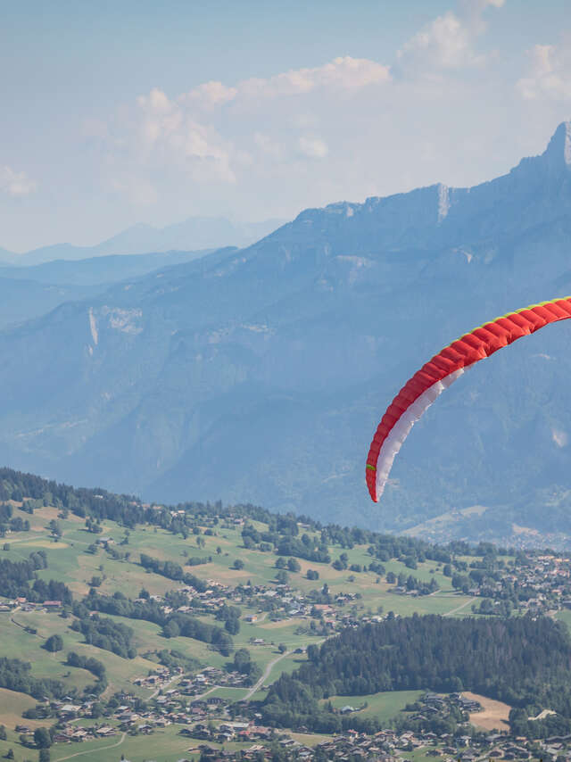 Vol biplace en parapente encadré par un pilote