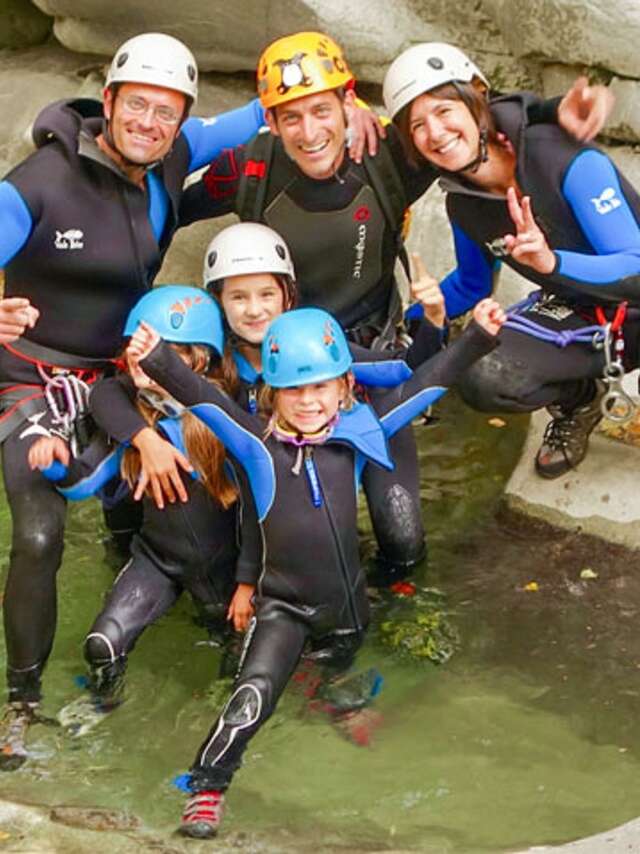 Mini canyon, an aquatic hike