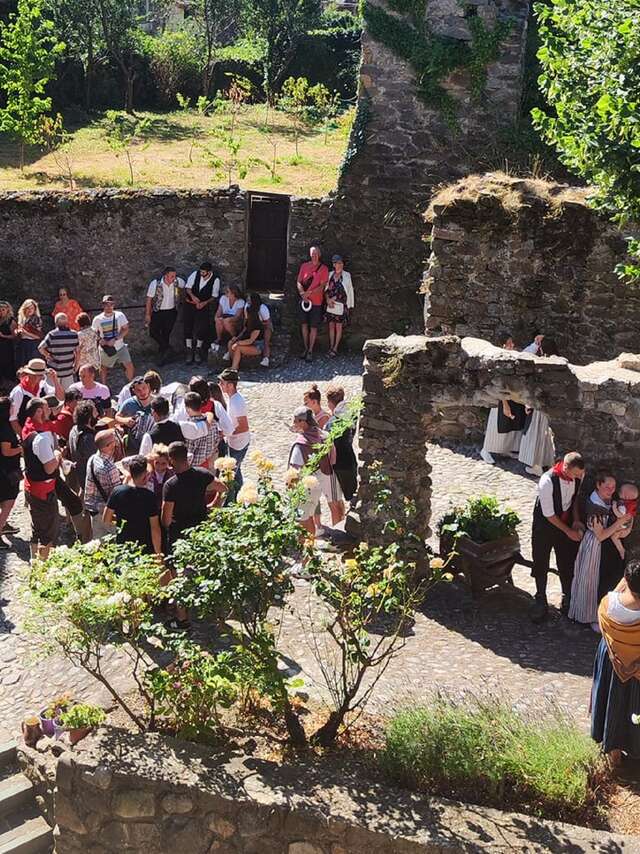 Risveglio festivo del villaggio all'alba