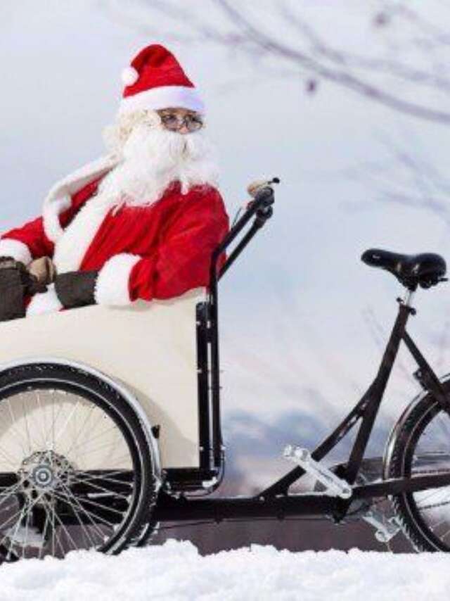 Christmas parade: scooters and balloon sculptors in the streets