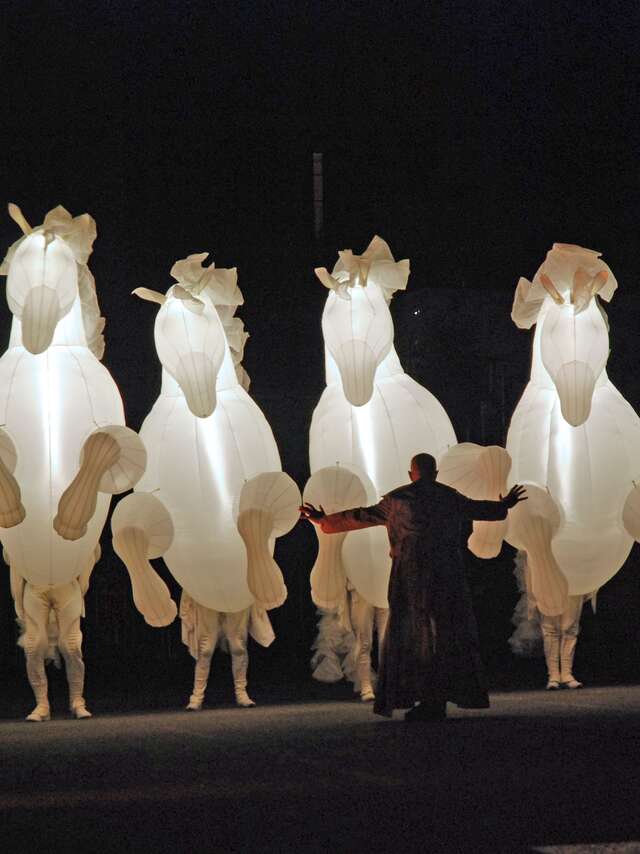 Parade "Fier(s) à Cheval" par la Cie des Quidams