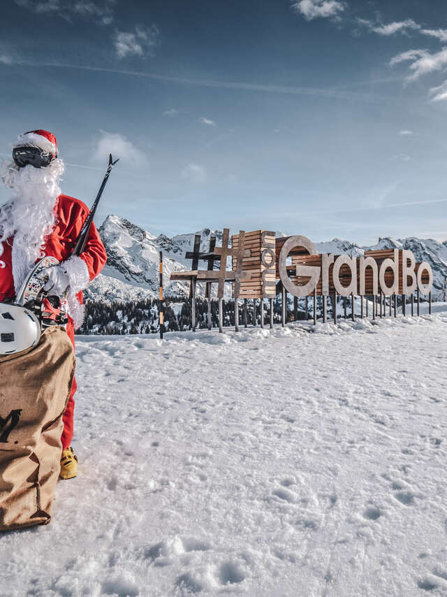 Santa Claus' selfie on the slopes