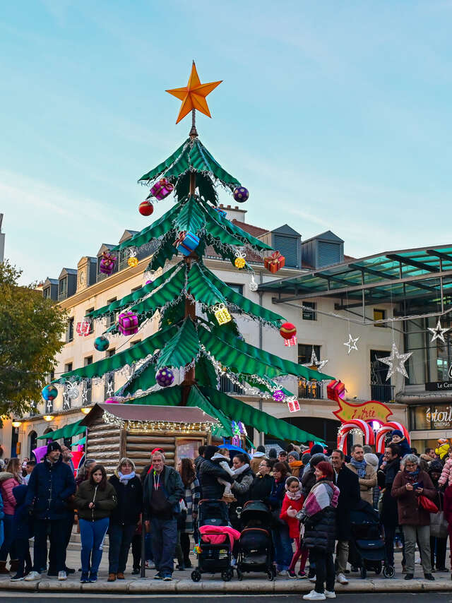 Manège sapin de Noël sur le parvis des Quatre Chemins