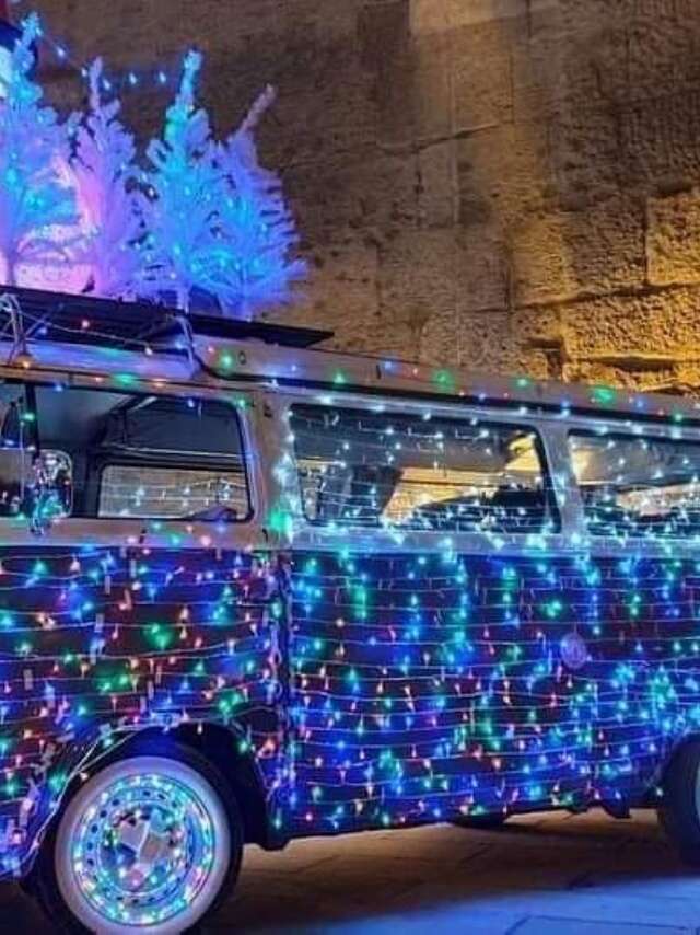 Parade de voitures 'vintage' illuminées