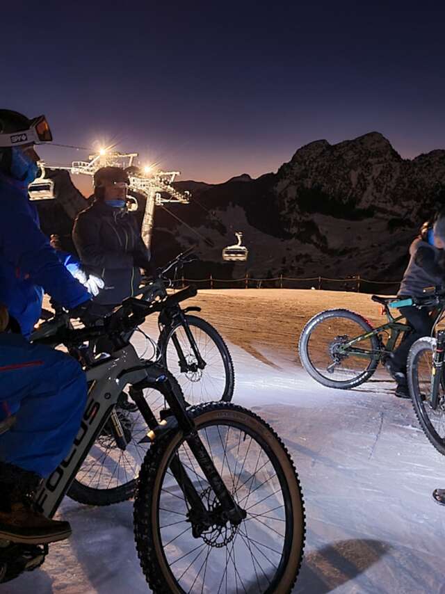Noct'e-Bike : Descente Funky en VTTAE sur neige de nuit