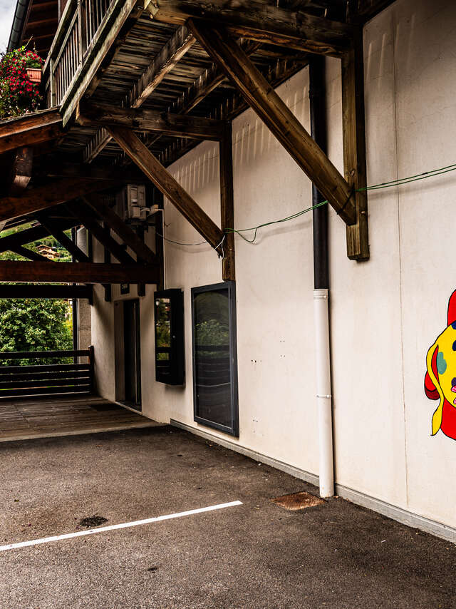 Art vache : fresque ''La vache cinéphile''
