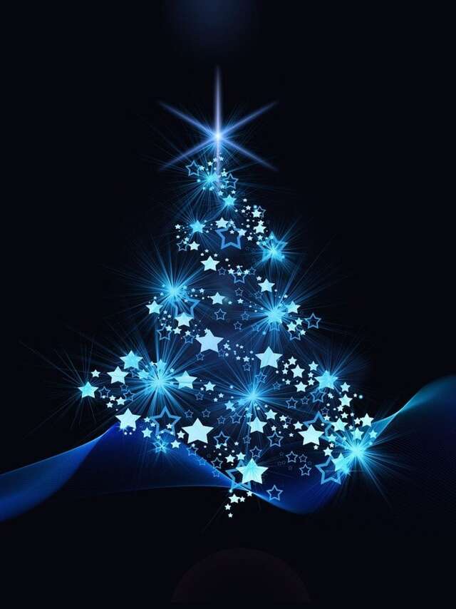 Grote kerstparade en de kerstman die van het dak van het stadhuis naar beneden komt