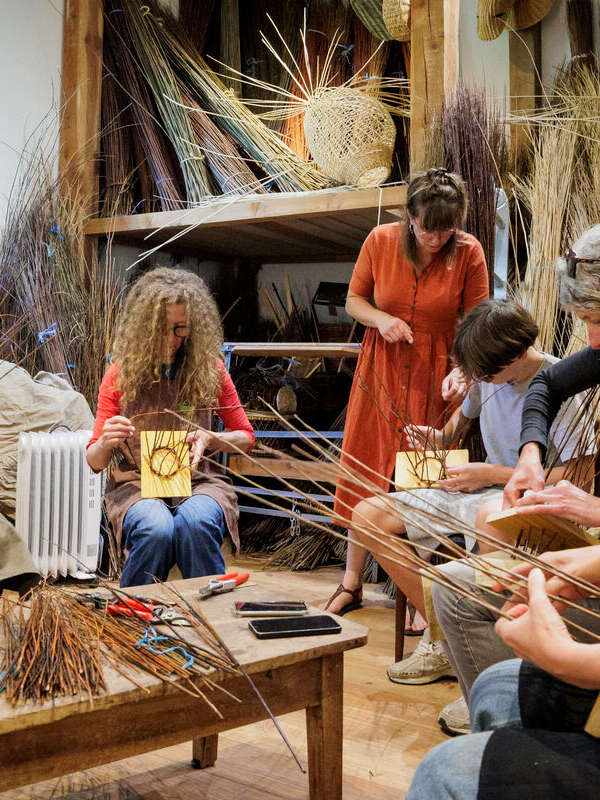 Atelier de vannerie : fabrication d'une mangeoire à oiseaux