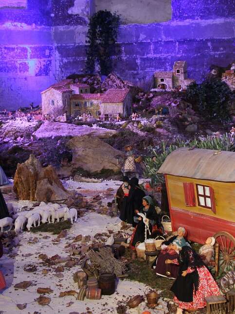 Grande crèche provençale  et marché de Noël des artisans de l'église des Célestins