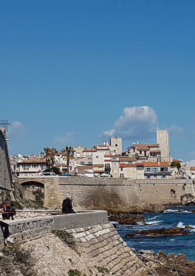 Visites Guidées: Le Vieil Antibes, La route des Peintres, Juan-les-Pins de la Belle Epoque aux Années Folles, Balade Nature sur le sentier de Tire-Poil