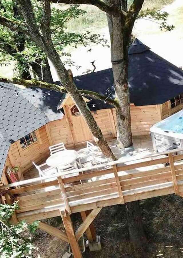 Succombez à la romance : cabane perchée féerique, spa et cocooning à deux