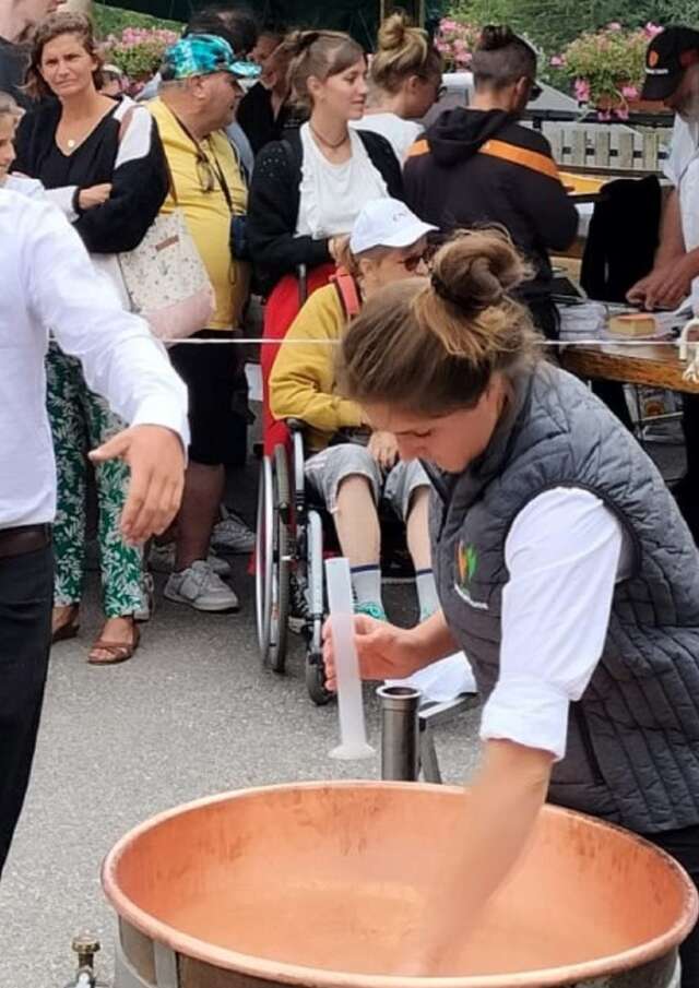 Démonstration de fabrication de reblochon avec le GAEC de la tête du Torraz
