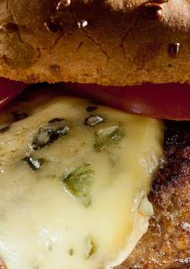 En cuisine : concocter un délicieux burger à la Fourme d'Ambert AOP